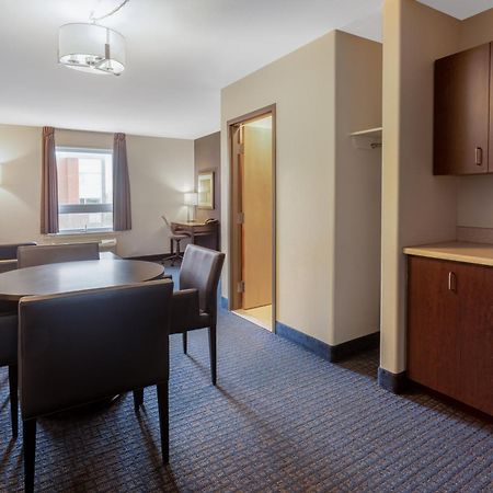 Super 8 By Wyndham Lachenaie/Terrebonne Buitenkant foto