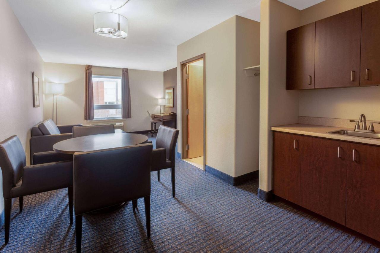 Super 8 By Wyndham Lachenaie/Terrebonne Buitenkant foto