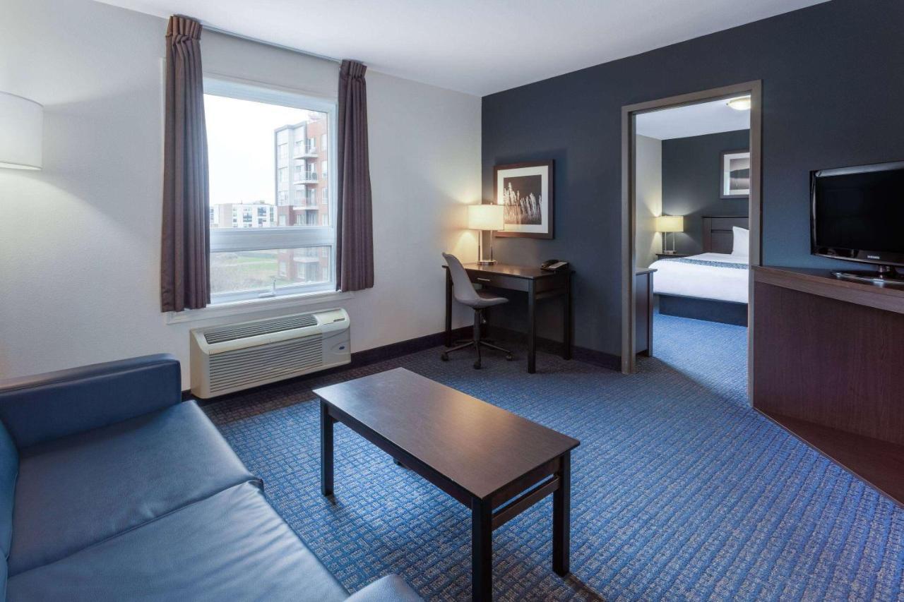 Super 8 By Wyndham Lachenaie/Terrebonne Buitenkant foto