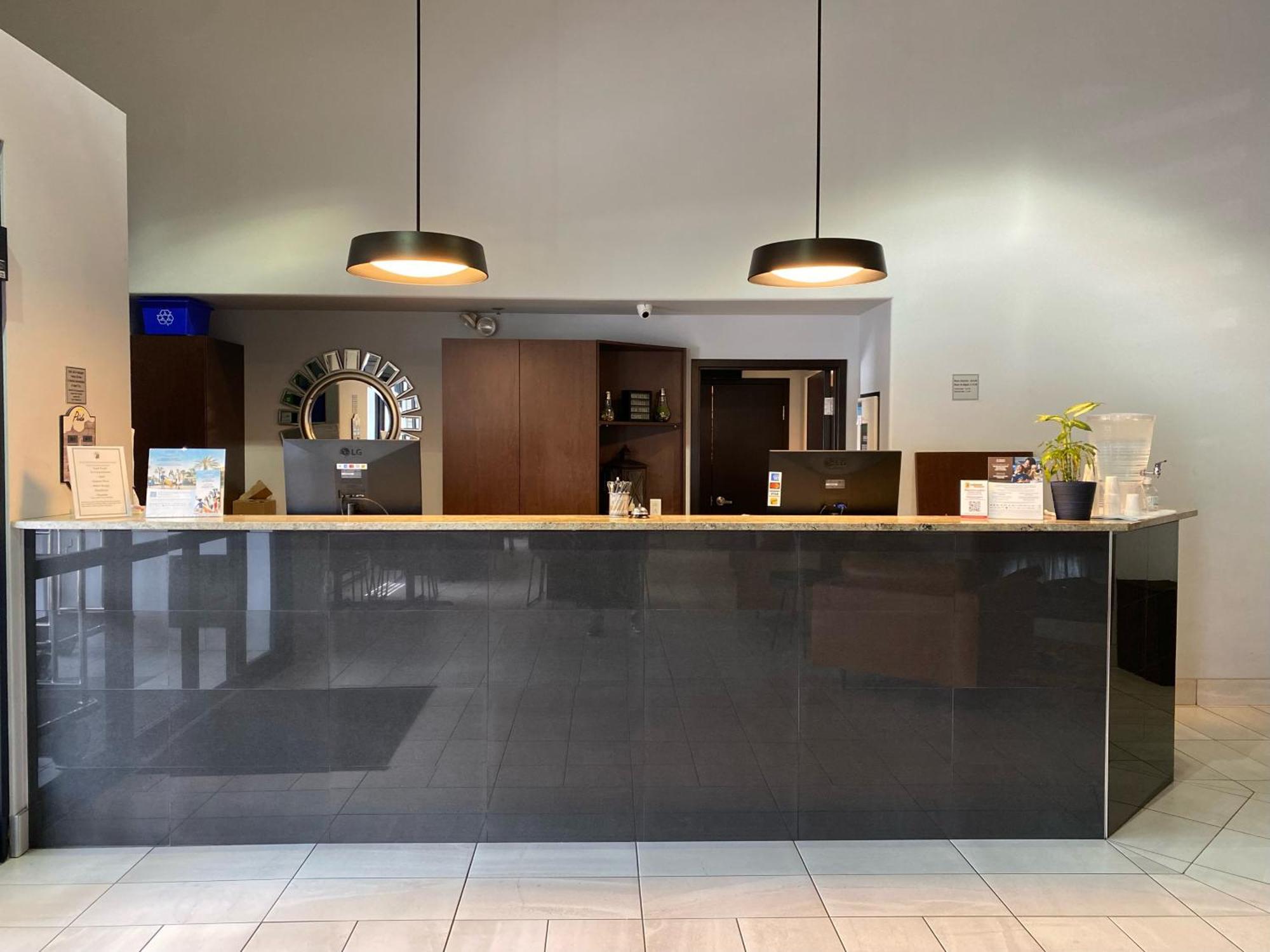 Super 8 By Wyndham Lachenaie/Terrebonne Buitenkant foto